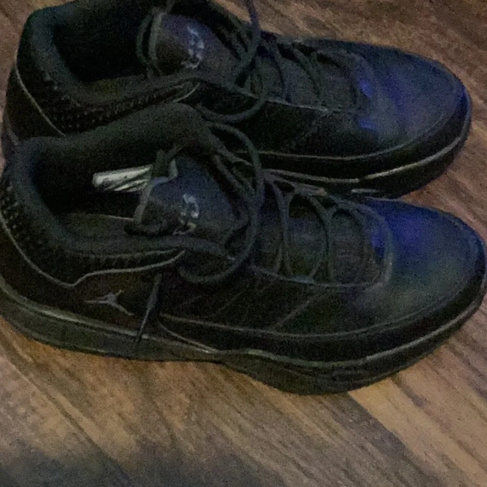 BOYS JORDSNS SIZE 8.5 #9 - Picture 2 of 7